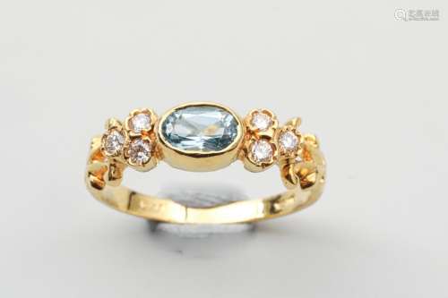 Ring in 18k yellow gold with an aquamarine shoulde…
