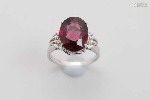 18k white gold ring set with a rhodolite with 3 di…