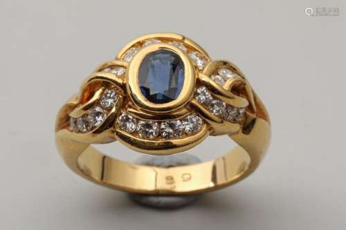 Ring in 18k yellow gold set with an oval cut sapph…