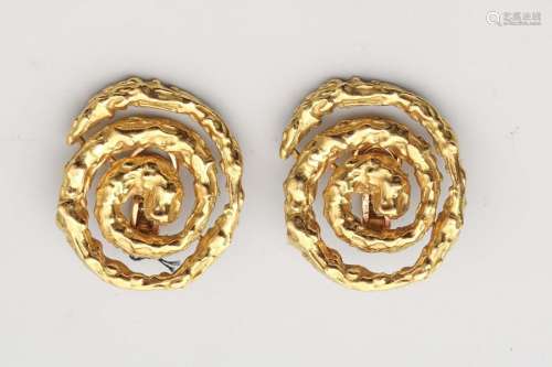 Pair of 18k yellow gold earrings forming a whirl (…