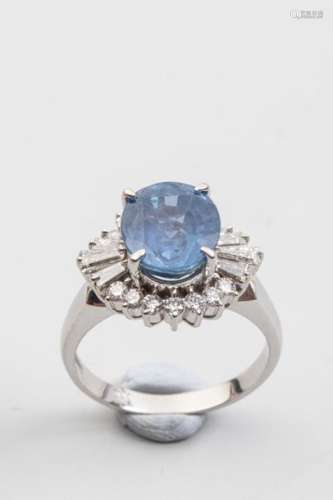 18k white gold ring surmounted by a sapphire of ab…