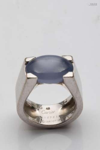 CARTIER. Ring in 18k white gold surmounted by a bl…