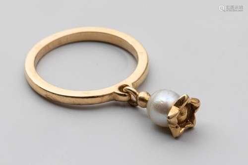DIOR. 18k yellow gold ring with a small cultured p…
