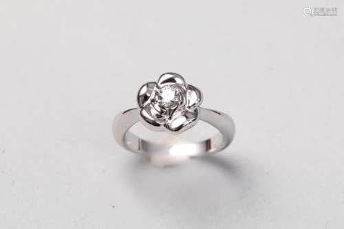 Flower ring in plain white gold with one brilliant…