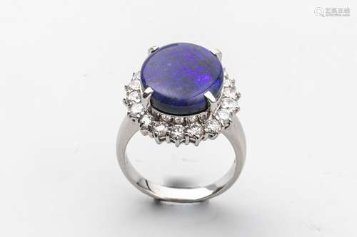 18k white gold ring surmounted by a blue opal of a…