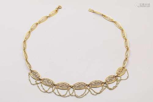 Drapery necklace in yellow gold with filigree oliv…