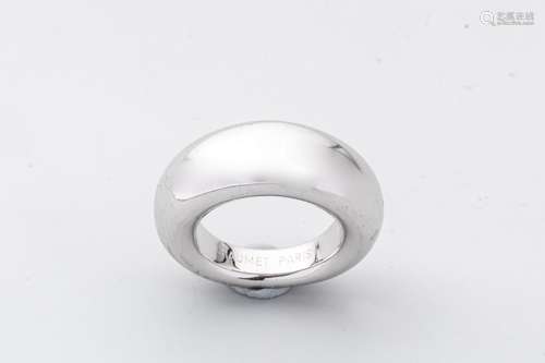 CHAUMET. Solid ring in plain 18k white gold Signed…