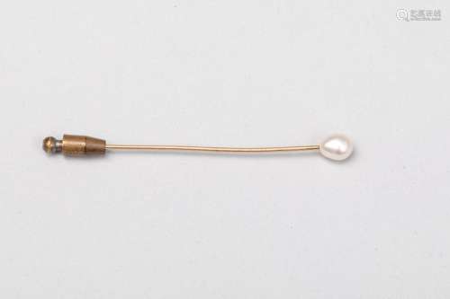 Gold lapel pin topped with a fine pearl Gross weig…