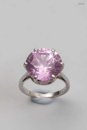 Ring in 18k white gold with a pink topaz of about …