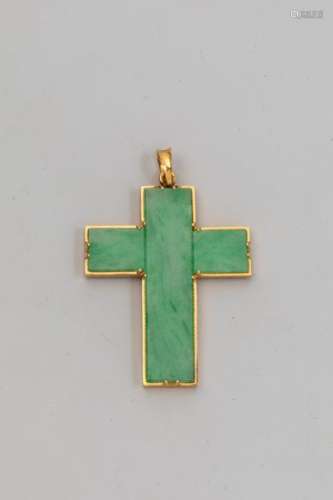 Cross in 14k yellow gold with jade plate, Gross we…