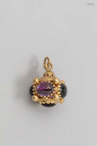 Pendant in 18k yellow gold decorated with cabochon…