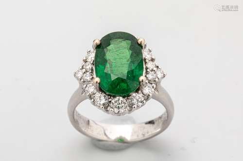 18k white gold ring set with a natural tsavorite o…