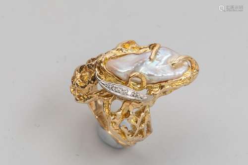 Ring in 14k yellow gold surmounted by a baroque pe…