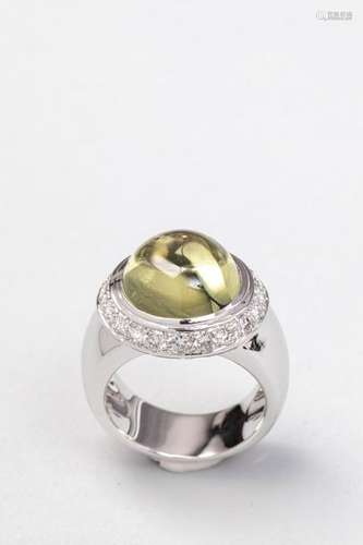 Solid white gold ring set with a cabochon of appro…