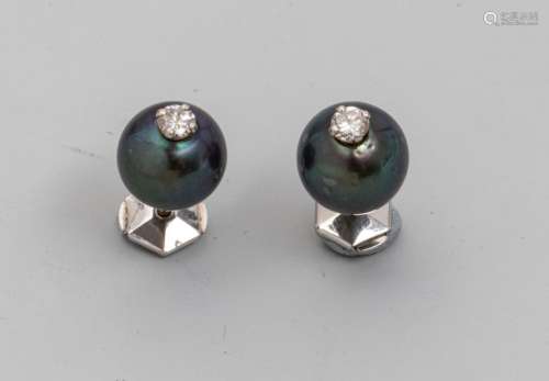 Pair of 18k white gold earrings with a grey Tahiti…