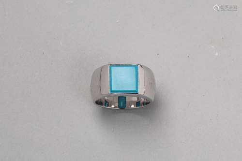 Modern ring in plain white gold set with a turquoi…