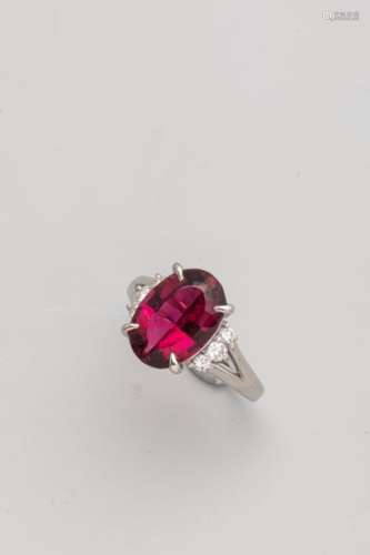 White gold ring surmounted by a tourmaline of abou…