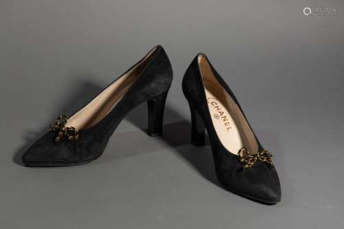 CHANEL Pair of gold and black evening shoes Size 4…