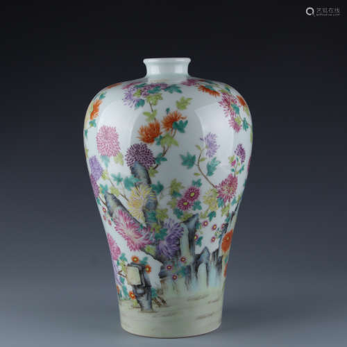 A Chinese Famille Rose Porcelain Vase of Chrysanthemum Decoration