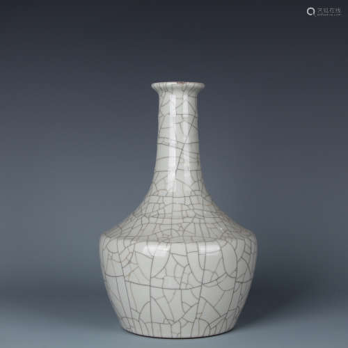 A Chinese Ge Type Porcelain Vase 