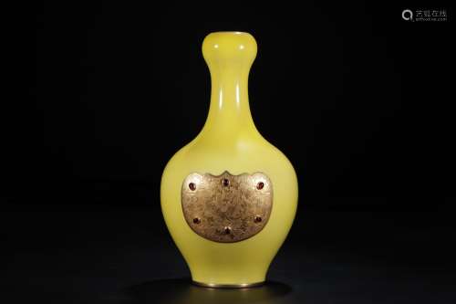 A Chinese Yellow Glazed Garlic-Head Porcelain Vase