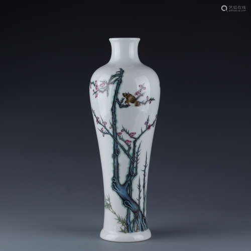 A Chinese Enamel Painted Porcelain Vase