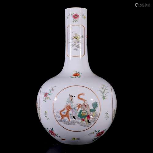 A Chinese Famille Rose Porcelain Vase