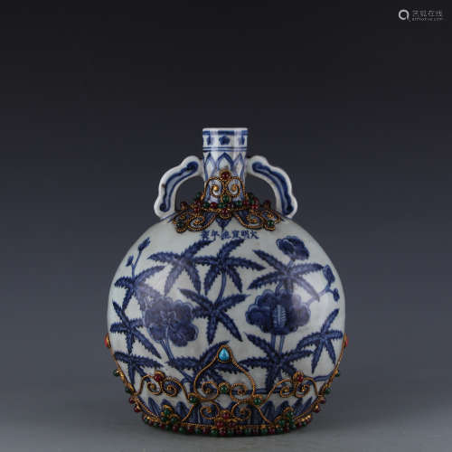 A Chinese Blue and White Porcelain Flask Vase