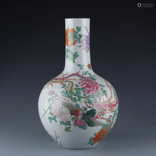 A Chinese Famille Rose Porcelain Vase of Phoenix Decoration