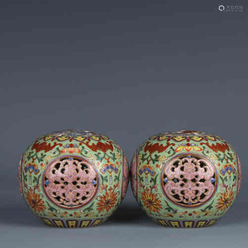 A Pair of Chinese Famille Rose Porcelain Jar with Cover