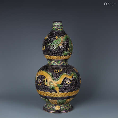 A Chinese Sancai Porcelain Vase 