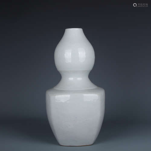 A Chinese White Glazed Porcelain Vase of Dragon and Phoenix Decoration