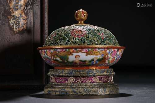 A Chinese Famille-Rose Porcelain Box with Cover