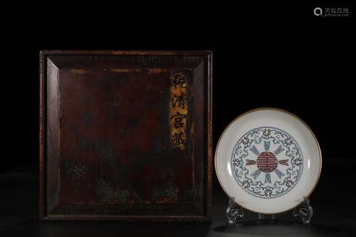 A Chinese Dou-Cai Glazed Porcelain Plate