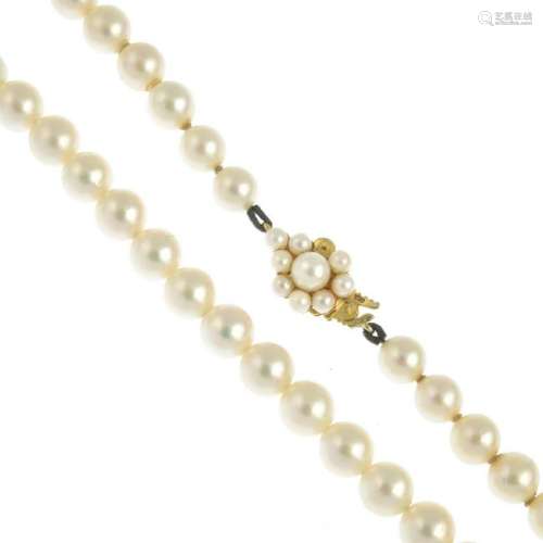 A single-row cultured pearl necklace, with 9ct gold