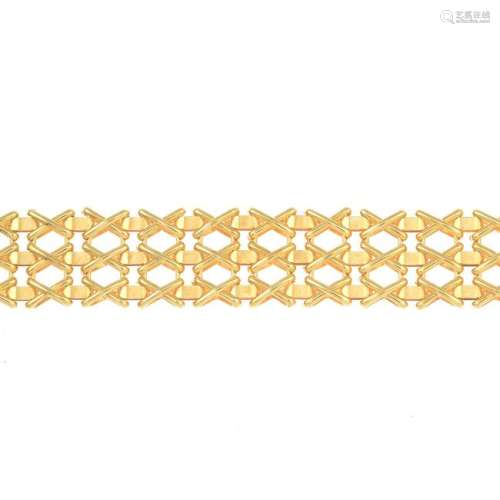 A 9ct gold gate bracelet.Hallmarks for London,