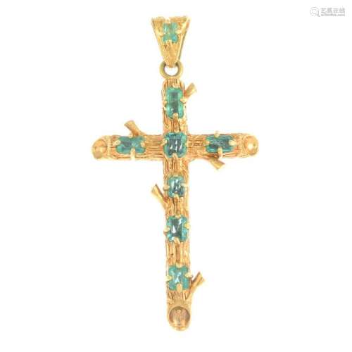 An emerald cross pendant. Length 6.1cms. 9.5gms.