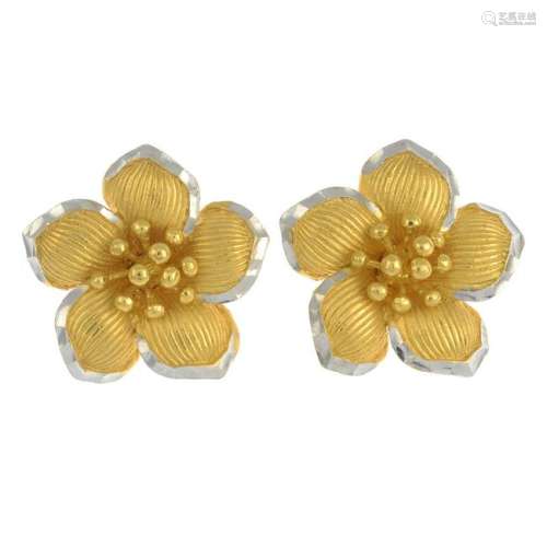 A pair of bi-colour floral earrings.Length 2.1cms.