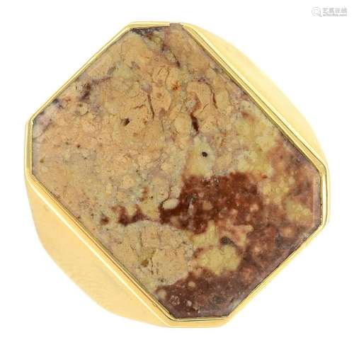 An 18ct gold jasper signet ring.Hallmarks for