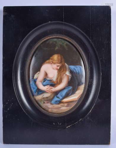 AN ANTIQUE GERMAN DRESDEN PORCELAIN PLAQUE depicting a