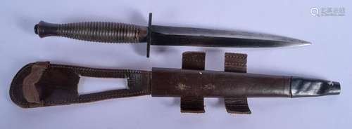 A VINTAGE COMMANDO TYPE DAGGER Stamped B2. 30 cm long.