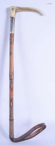 AN ANTIQUE SILVER MOUNTED HORN RIDING CROP. 50 cm long.