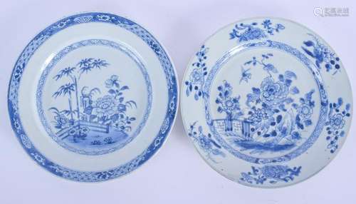 A PAIR OF EARLY 18TH CENTURY CHINESE EXPORT BLUE AND