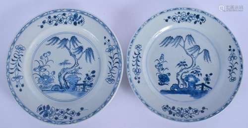 A NEAR PAIR OF EARLY 18TH CENTURY CHINESE EXPORT BLUE