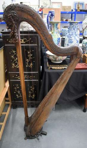 A GOOD 18TH/19TH CENTURY EUROPEAN CARVED WALNUT AND