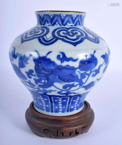 AN 18TH/19TH CENTURY CHINESE BLUE AND WHITE JARLET