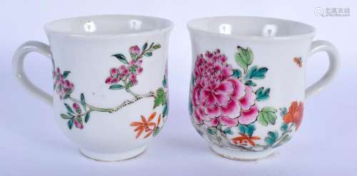 A PAIR OF EARLY 18TH CENTURY CHINESE FAMILLE ROSE MUGS