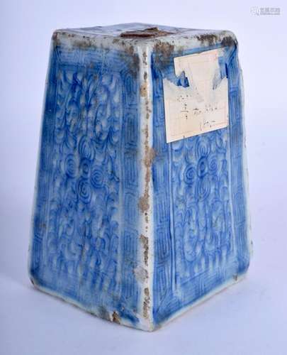 AN 18TH/19TH CENTURY CHINESE BLUE AND WHITE SCROLL