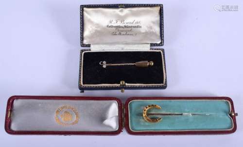 A 18CT GOLD HORSE SHOE TIE PIN and another. Tie pin 4.3