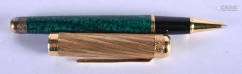 A LOVELY 18CT GOLD IMITATION MALACHITE BUCCELLATT PEN